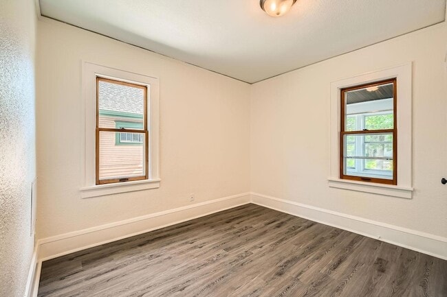 Building Photo - 1083 Western Ave N