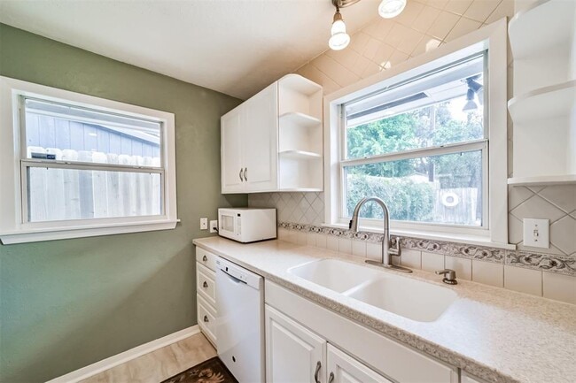 Building Photo - 9910 Pine Lake Dr