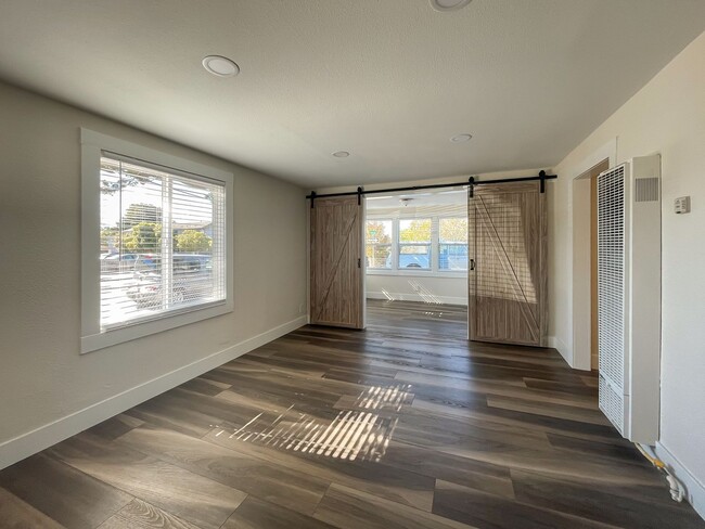 Building Photo - Refinished 3 Bedroom Seaside Cutie - Avail...