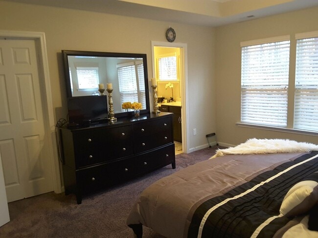 Building Photo - Liberty Crossing