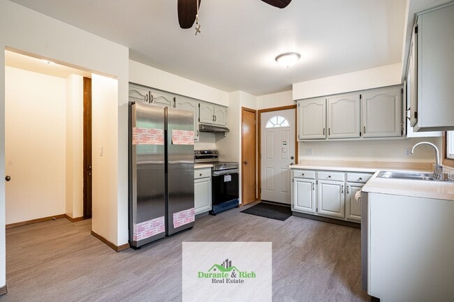 Building Photo - Upgraded Spacious 3 Bedroom Townhome Waukesha