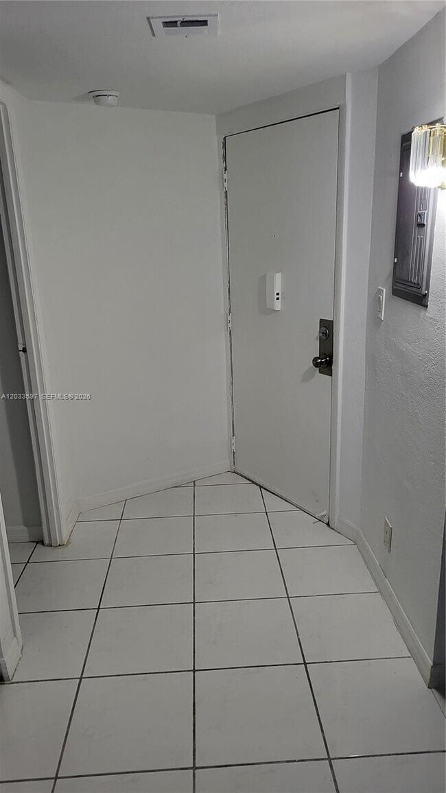 Building Photo - 3401 N Country Club Dr
