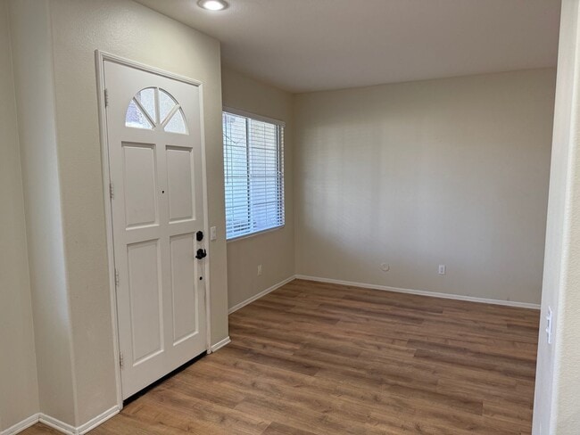 Building Photo - Beautiful Camarillo Townhome