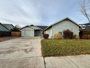 Building Photo - SCHEDULE A TOUR TO VIEW THIS VERY SPACIOUS HOME IN REDMOND!!