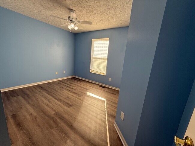 Building Photo - Updated 3 Bed, 2.5 Bath Home