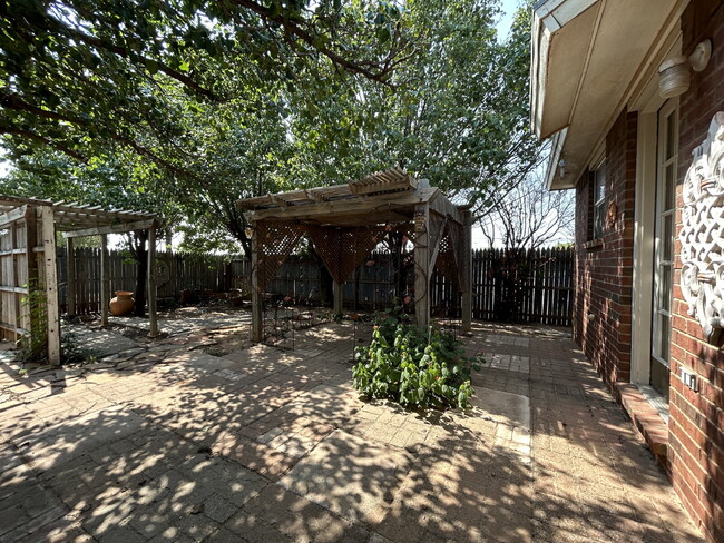 Building Photo - Beautiful House Located On Cul-De-Sac & Do...