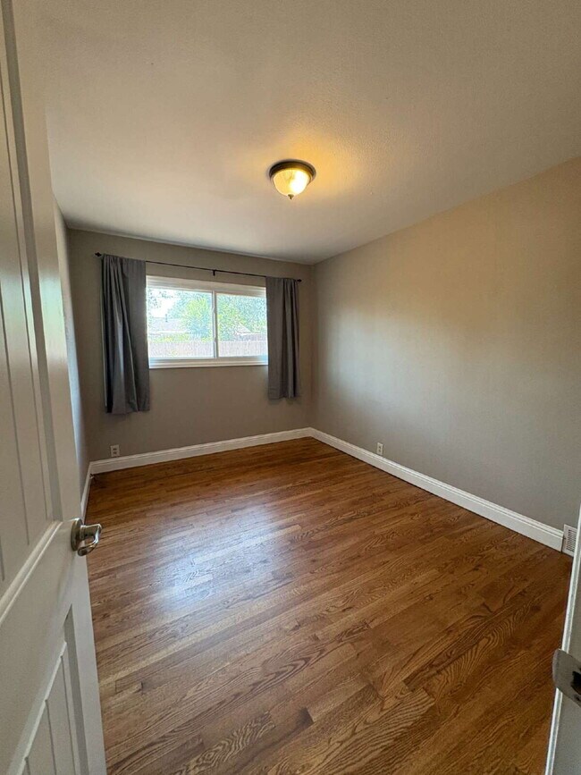 Building Photo - 3 bedroom - Montrose