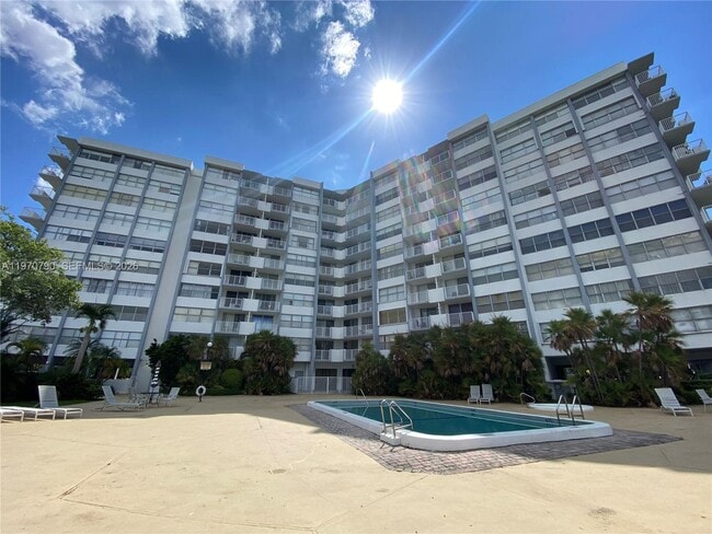 Building Photo - 1300 NE Miami Gardens Dr