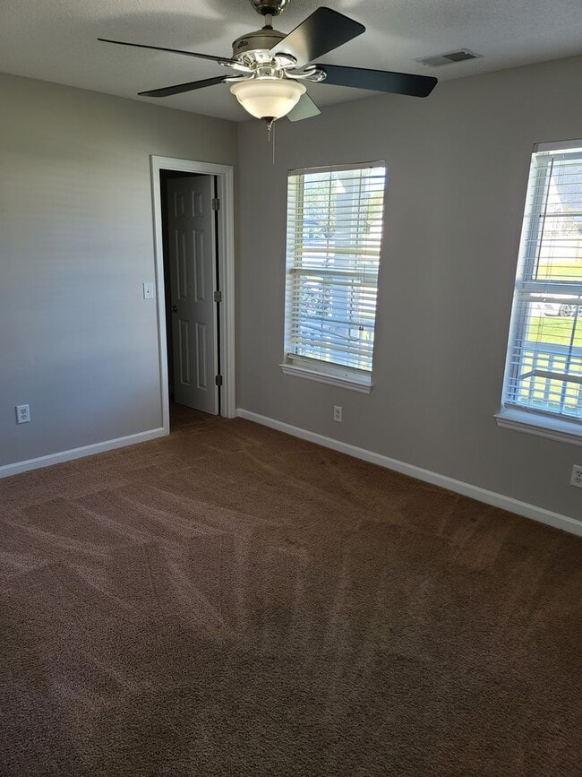 Building Photo - Conveniently located in a quiet cul-de-sac