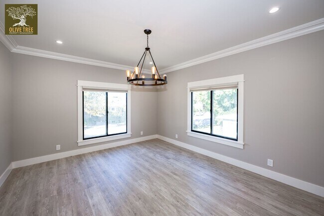 Building Photo - Luxury Ground-Level 2bed/2bath Unit | Fully Renovated | Walkable Pasadena Location