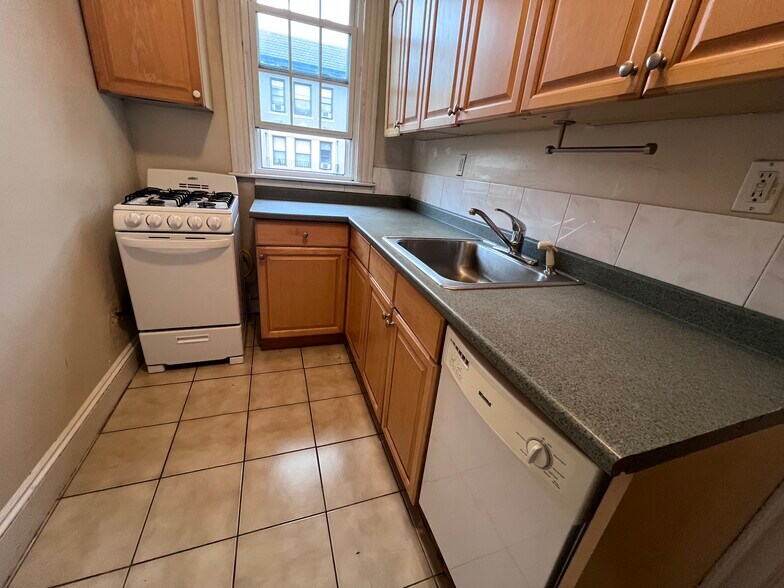 Building Photo - 18 Glenville Ave