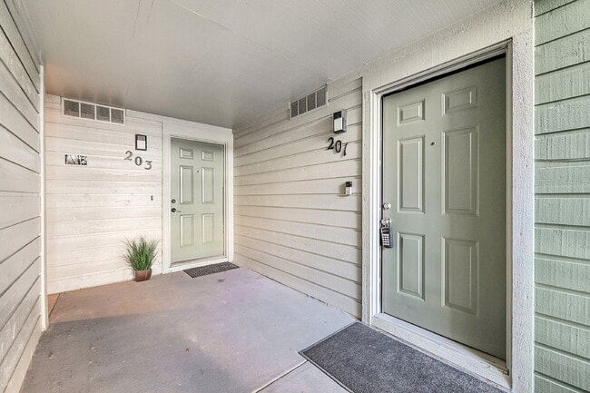 Building Photo - $1,370.95- 1 bed, 1 bath located in Colorado Spring with New In Unit Laundry!