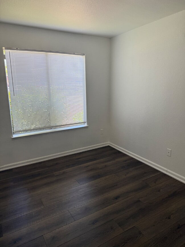 Building Photo - Beautiful 2 Bed, 1 Bathroom Lower-Level Co...