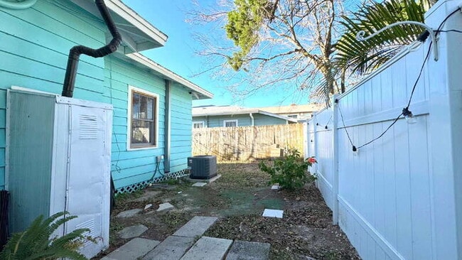 Building Photo - 428 N Oleander Ave