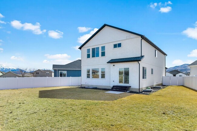 Building Photo - Golf Course Living with Incredible Views and Finished Basement
