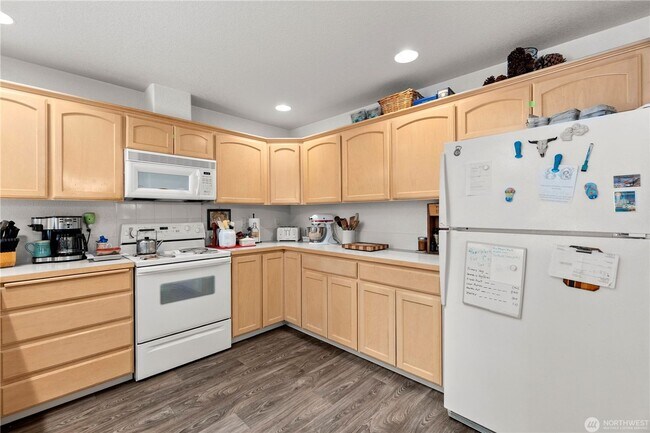 Building Photo - Quiet Updated Townhome in Prime Location!