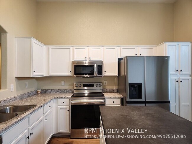 Building Photo - 2533 N Silverado-