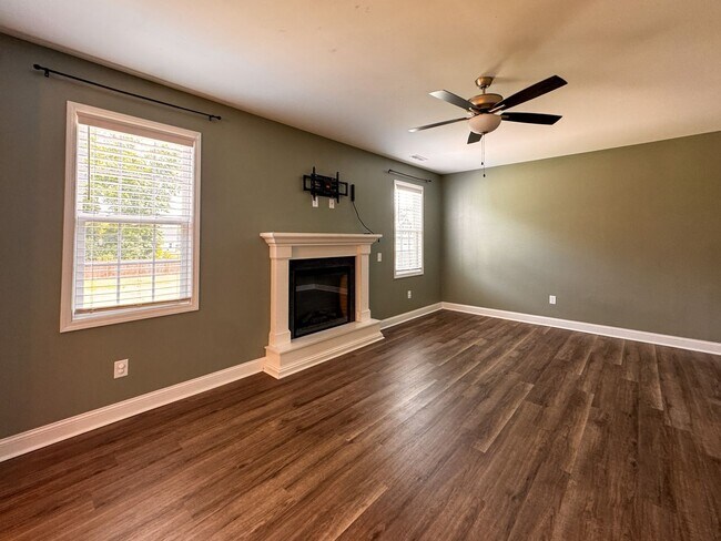 Building Photo - Stunning 4 Bed 2.5 Bath Home in Moore County