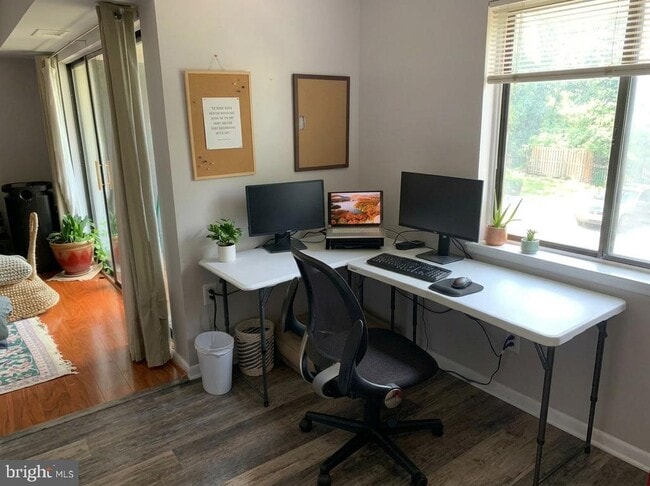 Building Photo - 615 Center St