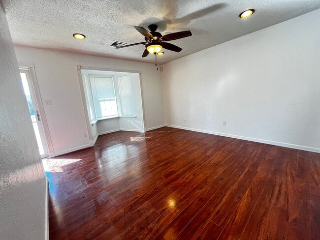 Building Photo - 4807 NW Cheyenne Ave