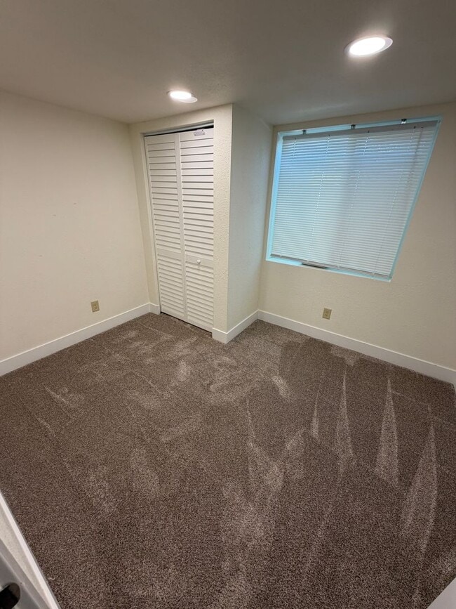 Building Photo - Prime Location 5 Bed, 2 Bath House