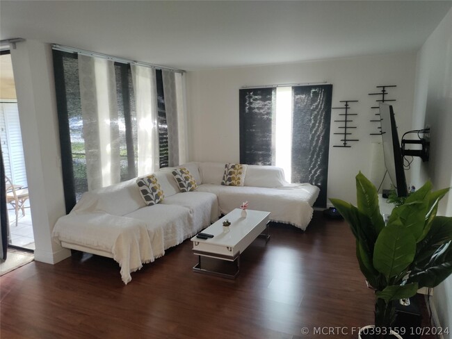 Building Photo - 2852 Carambola Cir S