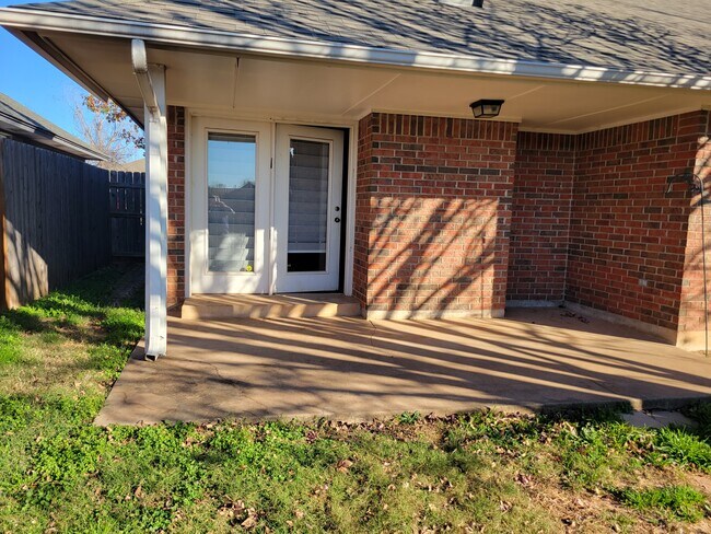 Back porch backs to neighborhood greenspace. No neighbors behind you. - 921 Blue Ridge Dr