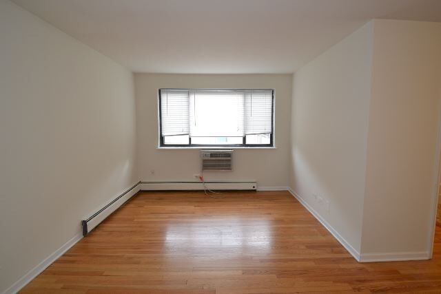 Building Photo - 6954 N Sheridan Rd