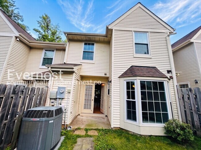 Building Photo - 3 Bed/2.5 Bath Townhome with Fenced Yard / Available Soon!