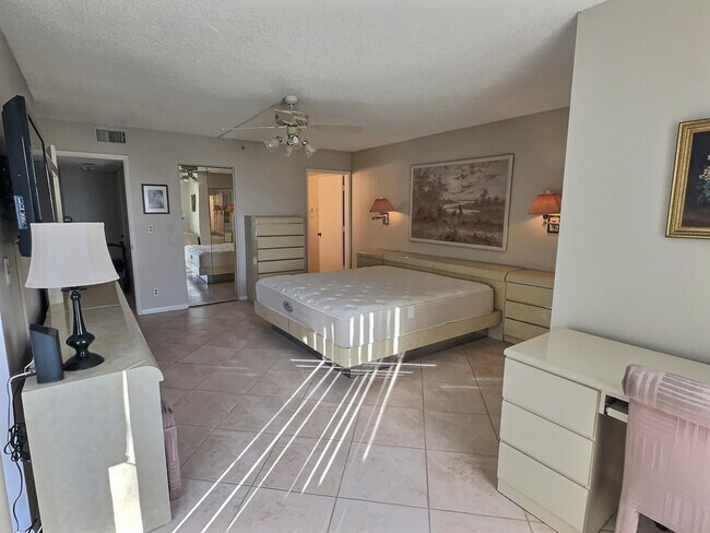 Building Photo - 14476 Amberly Ln