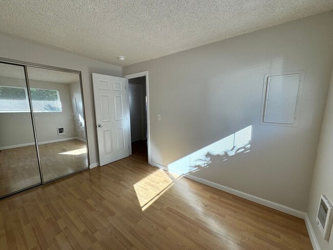 Building Photo - RAVL08