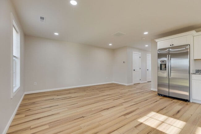 Building Photo - NEWLY BUILT 3 BED/2.5 BATH