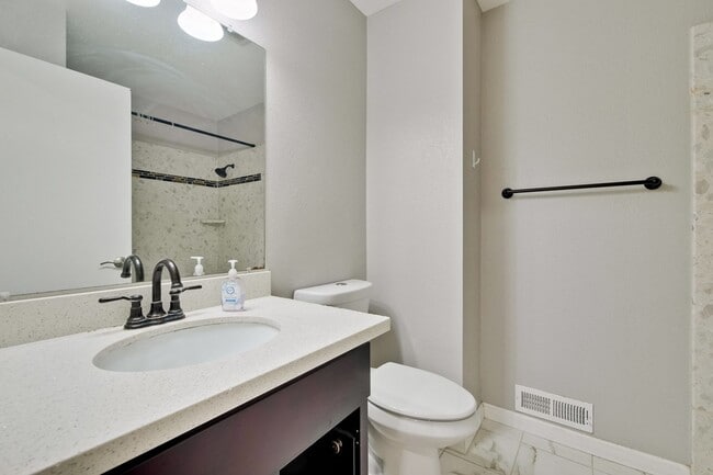 Building Photo - Beautiful 4 Bed 2.5 Bath Town Home in Fremont Northgate Area !