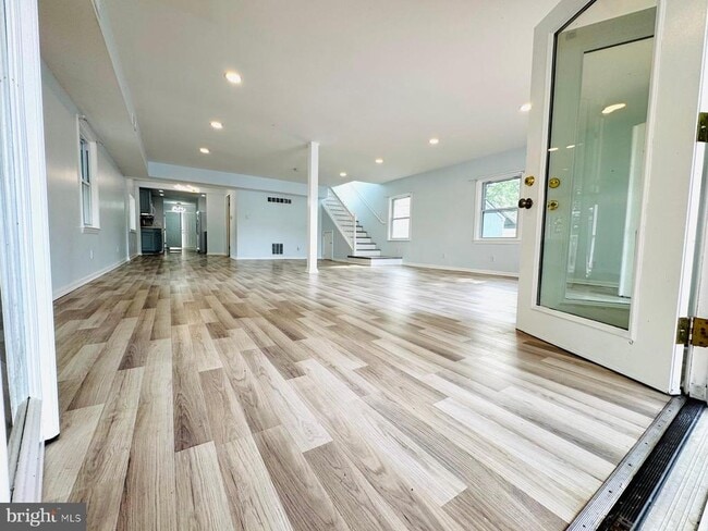 Building Photo - 3614 Lakeside Dr