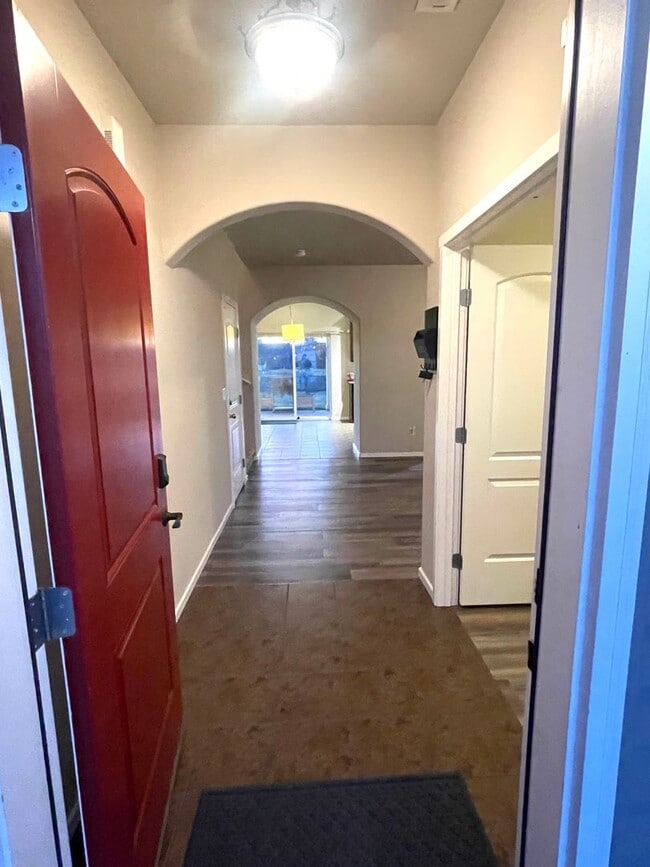 Building Photo - Charming Very Spacious 2-Story Home for Rent in Pasco, WA – Ideal Location Off Road 68!