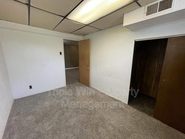 Building Photo - 1105 S Waterford Dr