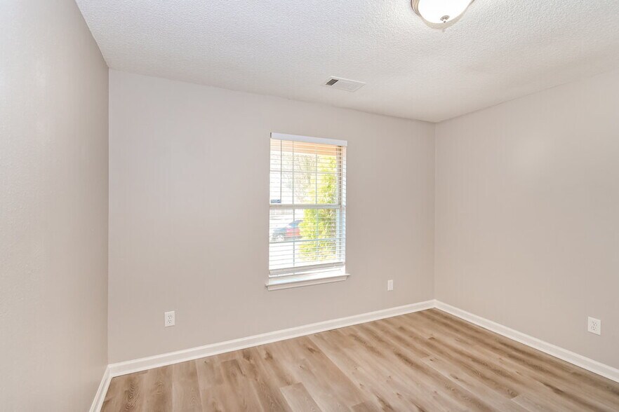 Building Photo - 190 Pine Ridge Ln