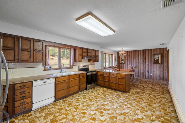 Building Photo - 117 Church Hill Rd