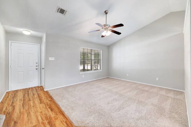 Building Photo - 2102 Bluebonnet Dr