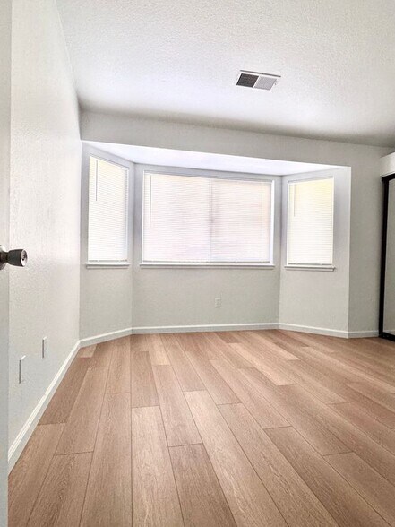 Building Photo - 245 Voyager Dr