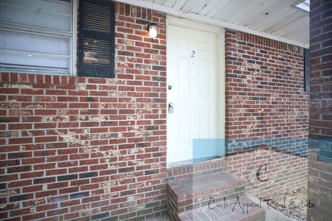 Building Photo - 2 bed, 1 bath apartment - HUD accepted!!