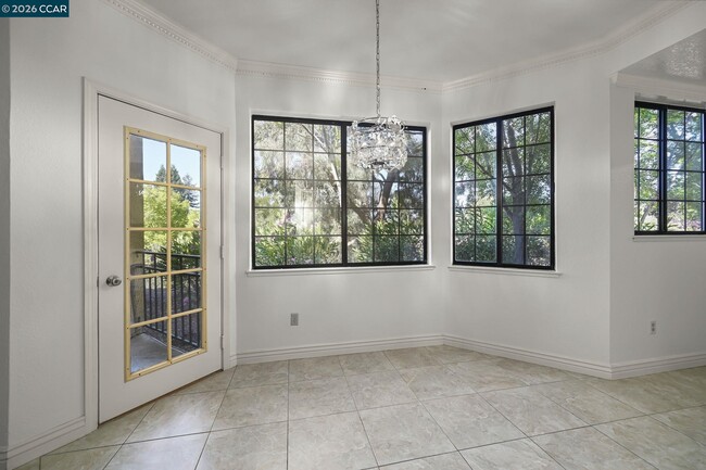 Building Photo - 5022 Lakeview Dr