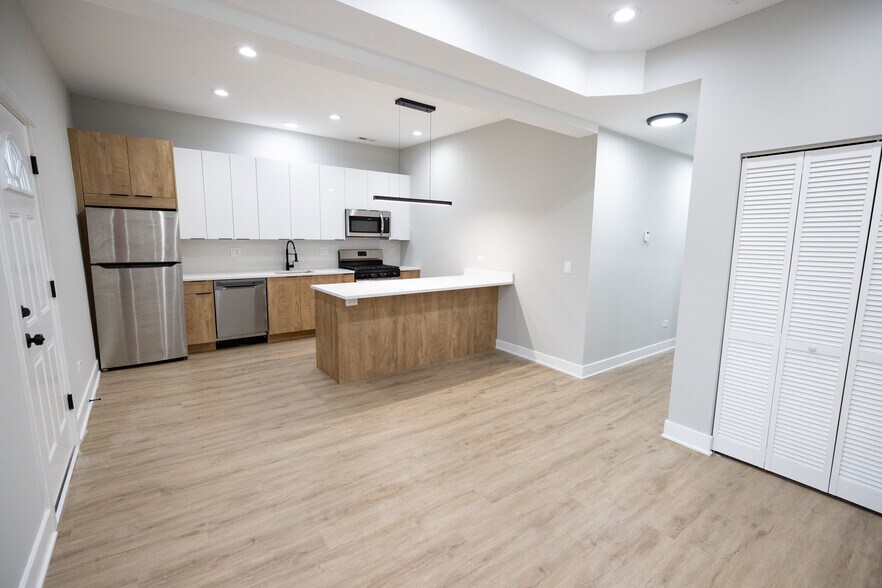 Building Photo - 2175 N Maplewood Ave