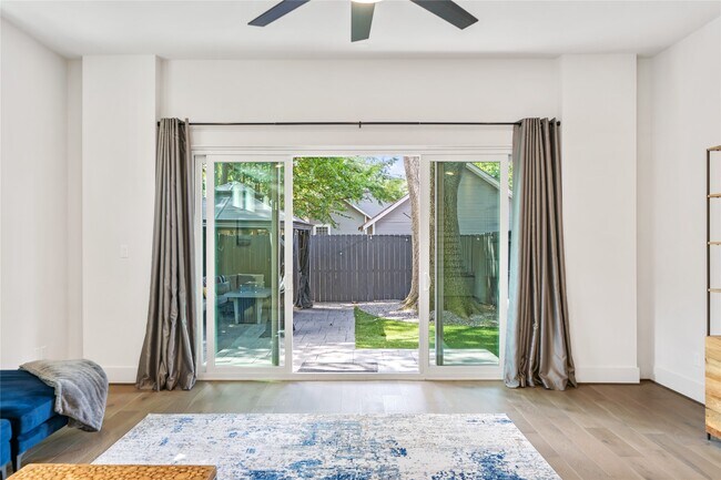 Building Photo - 620 E 26th St