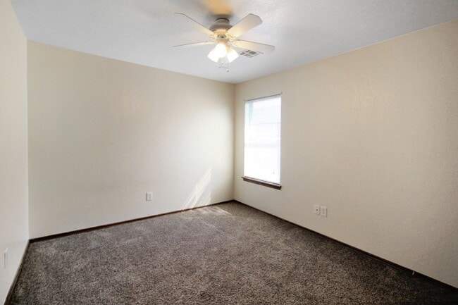 Building Photo - Beautiful Home in Edmond Community