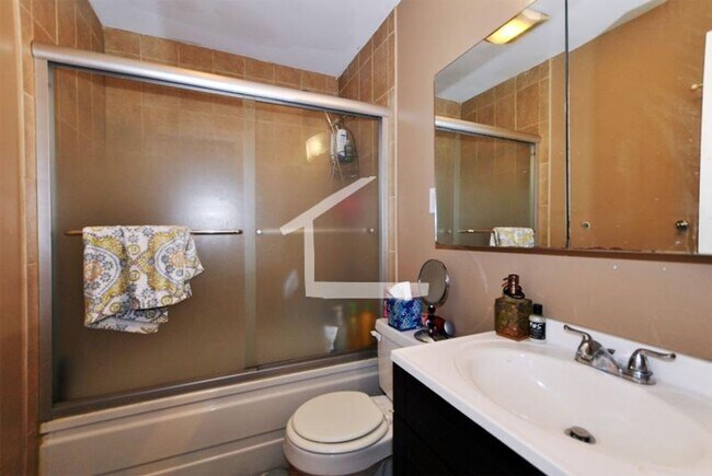 Building Photo - Nicely renovated, huge 3 bed near the Green Line in a prime location!