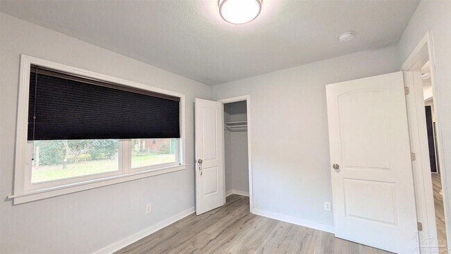 Building Photo - 5912 Sarah Dr