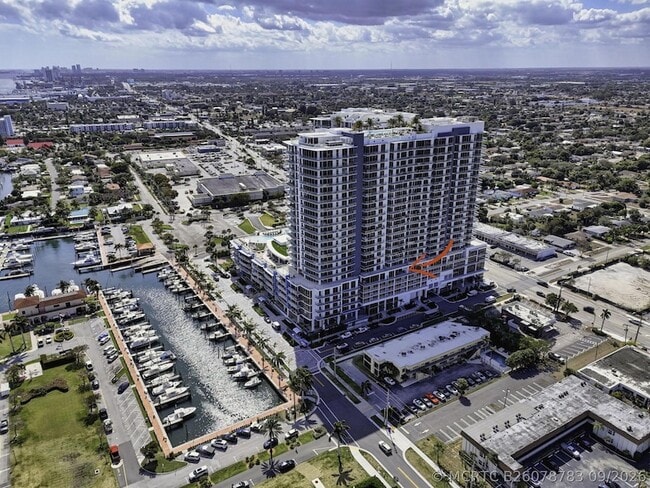 Building Photo - 220 Lake Shore Dr