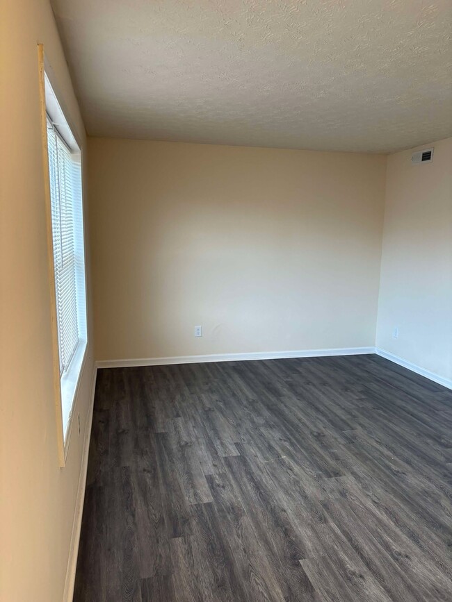 Building Photo - 1301 Kenilwood Way