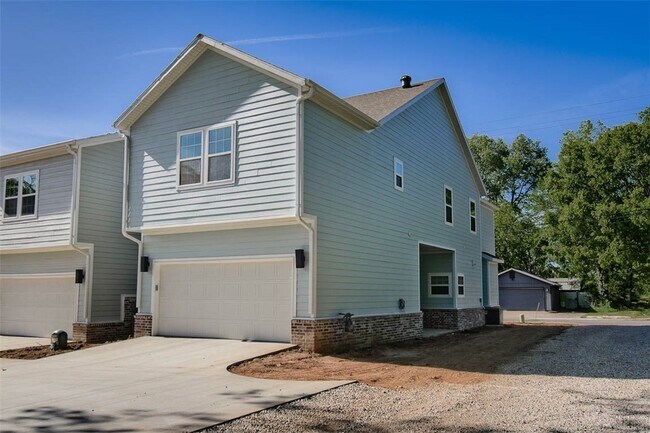 Building Photo - 502 W Persimmon St